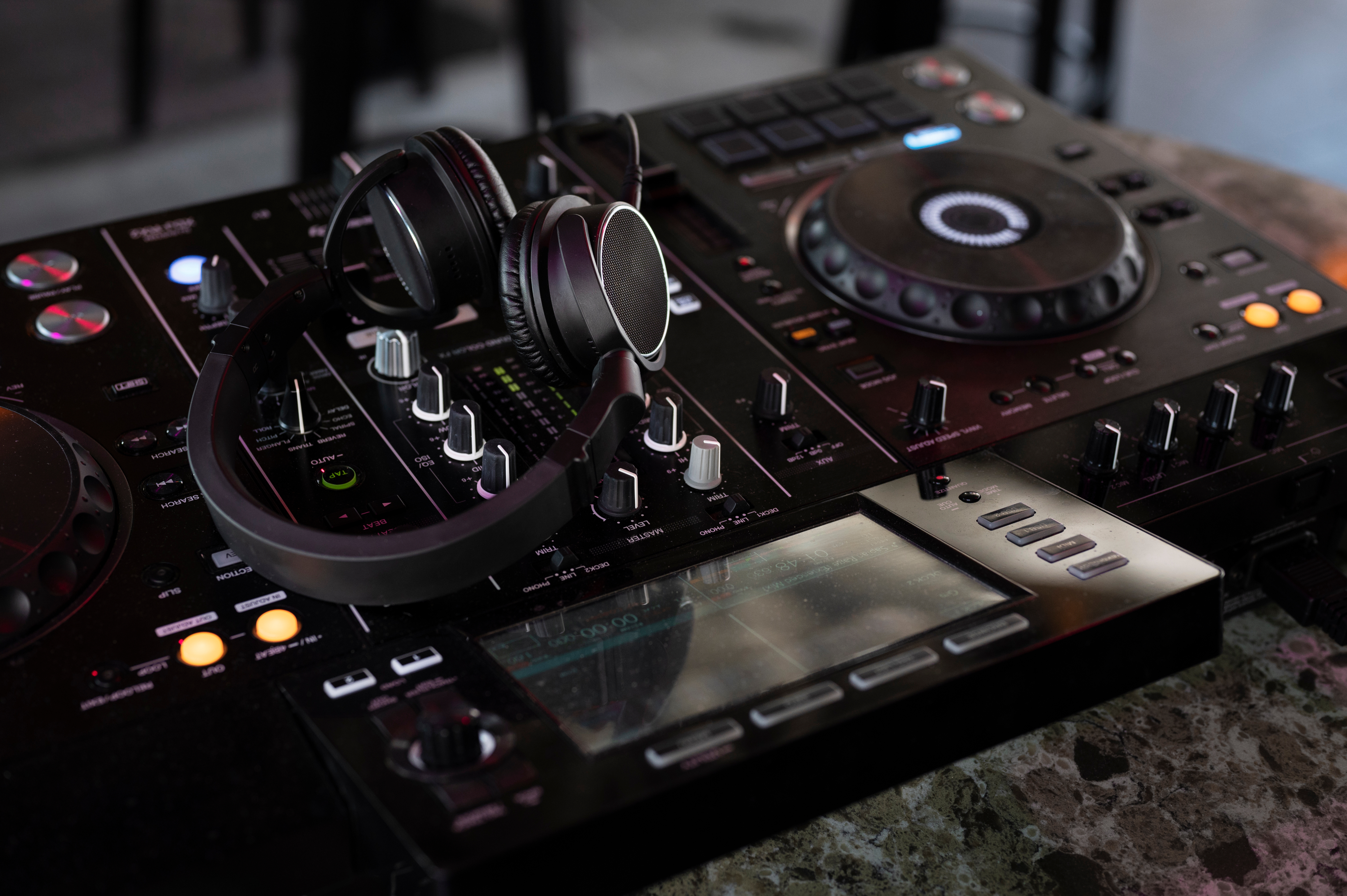 DJ